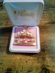 Broche vintage marca 1928 for Things Remembered 3 caballos carrusel tono dorado - Imagen 1 de 1