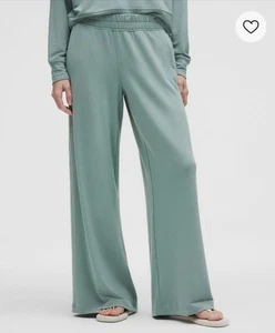 Pantalón Lululemon BeCalm tiro medio pierna ancha, azul cráter talla XL - Imagen 1 de 7