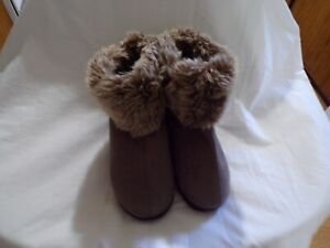 Awesome Isotoner Slippers Brown  Size 7.5-8 Faux Fur And Machine Washable