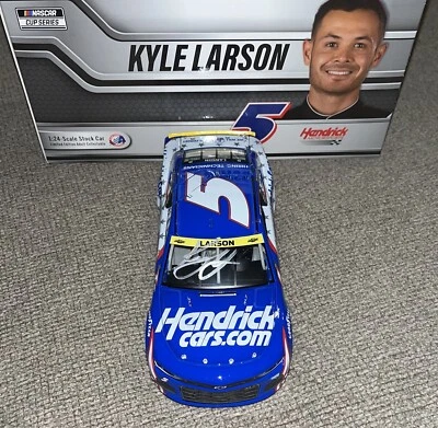 Kyle Larson Firmado 2021 1:24 HendrickCars 9/11 Tributo Diecast Nascar Auto Certificado de Autenticidad Foto 1 de 4