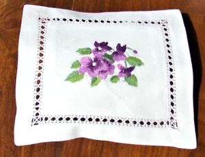 COUSSIN  SACHET BRODE MAIN AVEC JOURS GARNI DE LAVANDE   LES VIOLETTES  - Picture 1 of 2