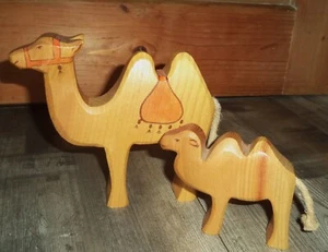2 Ostheimer Holz - Tier Figuren, klein und großes Kamel mit Sattel für Krippe - Bild 1 von 5