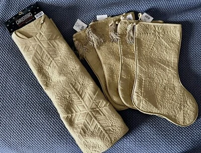 Paquete de 5 medias de 20" y falda de árbol redonda de 50" copos de nieve dorados acolchados Foto 1 de 4