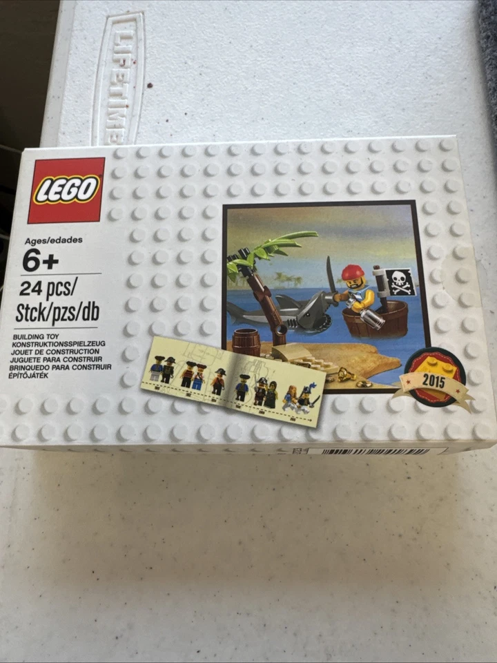LEGO 5003082 - Classic Pirate Minifigure (NEW IN MANUFACTURER SEALED BOX) 2015 - Image 1 of 1