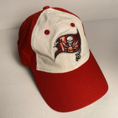 Gorra New Era Mujer Tampa Bay Buccaneers Gorra Deslizable Trasera Lentejuelas Bandera Logo Rojo NFL Foto 1 de 4