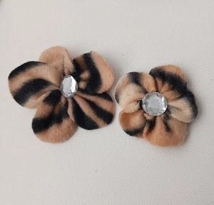 Daisy Haarspange Tiger Stripe Print Fleece Stoff / Haarzubehör 2er Set - Bild 1 von 4