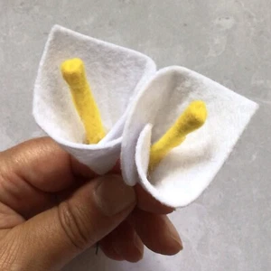 Felt Calla Lily, Felt die cut flowers, DIY Flower Kit - Picture 1 of 9