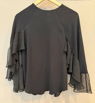 Blusa pulóver Trina Turk para mujer negra con mangas con volantes alas de murciélago pequeña elegante Foto 1 de 4