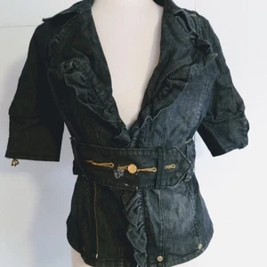Chaqueta de mezclilla corta Dereon M para mujer con apliques de flor de lis en la espalda - Imagen 1 de 8
