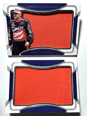 HOF'er DALE JARRETT 2023 Национальные Сокровища ГОНОЧНЫЙ ИЗНОШЕННЫЙ ПОЖАРНЫЙ КОСТЮМ 3/25 Буклет Карта - Изображение 1 из 3