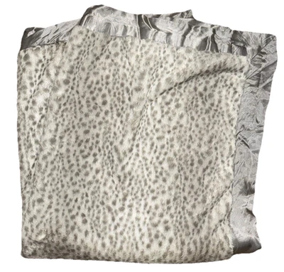 Pequeña Jirafa Gris Estampado Leopardo con Manta Gris Satinado 30x35 Foto 1 de 4