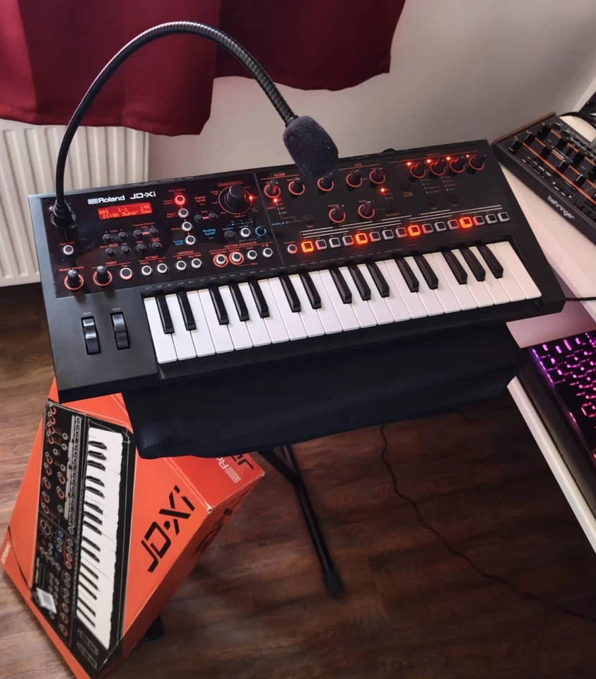 Roland JD-Xi Synthesizer-Workstation inkl. OVP und Mikro - Bild 1 von 4