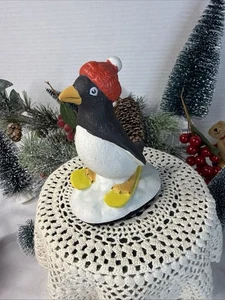 SKP CHGO Penguin con gorro rojo vintage 1985 retro pingüino en esquís - Imagen 1 de 9