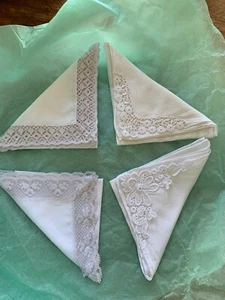 4 fazzoletti donna con bordi in pizzo. Condizioni discrete.  - Foto 1 di 5