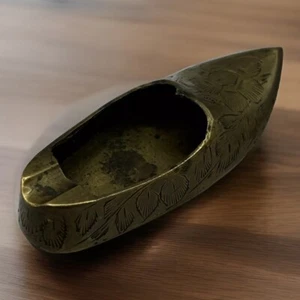 Vintage Etched Brass Slipper Shoe Ashtray - India - Miniature 3 1/4 Inches - Picture 1 of 12