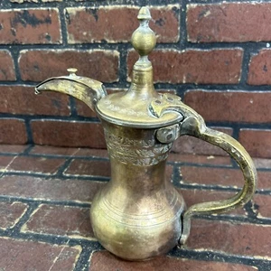 Antica caffettiera araba Dallah islamica mediorientale dettagliata metallo arte Ewer - Foto 1 di 13