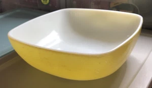 Vintage 1950s Pyrex Glass Hostess Casserole Bowl Yellow 2.5QT Ovenware 5258-025 - Picture 1 of 6