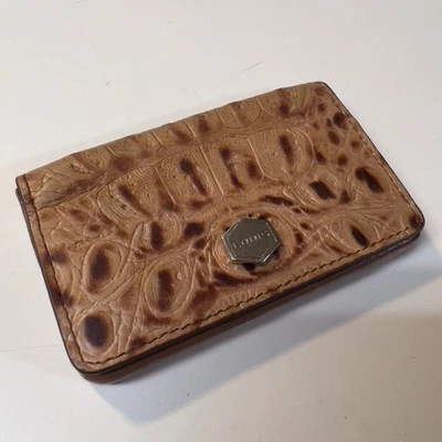 Cartera portatarjetas Lodis para mujer marrón estilo cocodrilo textura cuero en relieve  Foto 1 de 4