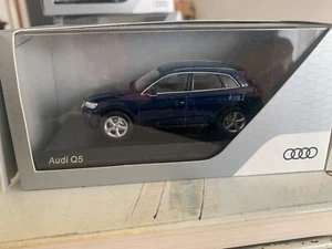Audi Q5 1:43 2017 blu Audi Collections nuova, completa di scatola e supporto - Foto 1 di 3