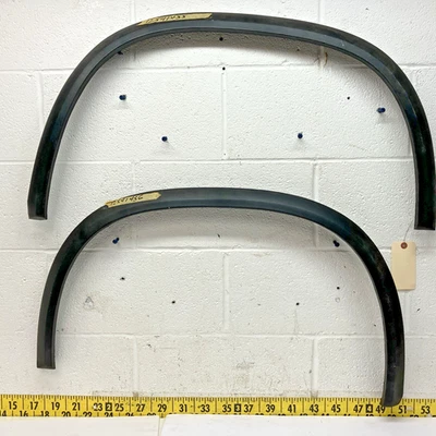 New OEM LH/RH Wheel Well Trim Set 12541435/12541436 1999-02 Chevy C/K1500 (SR27) - Image 1 of 4