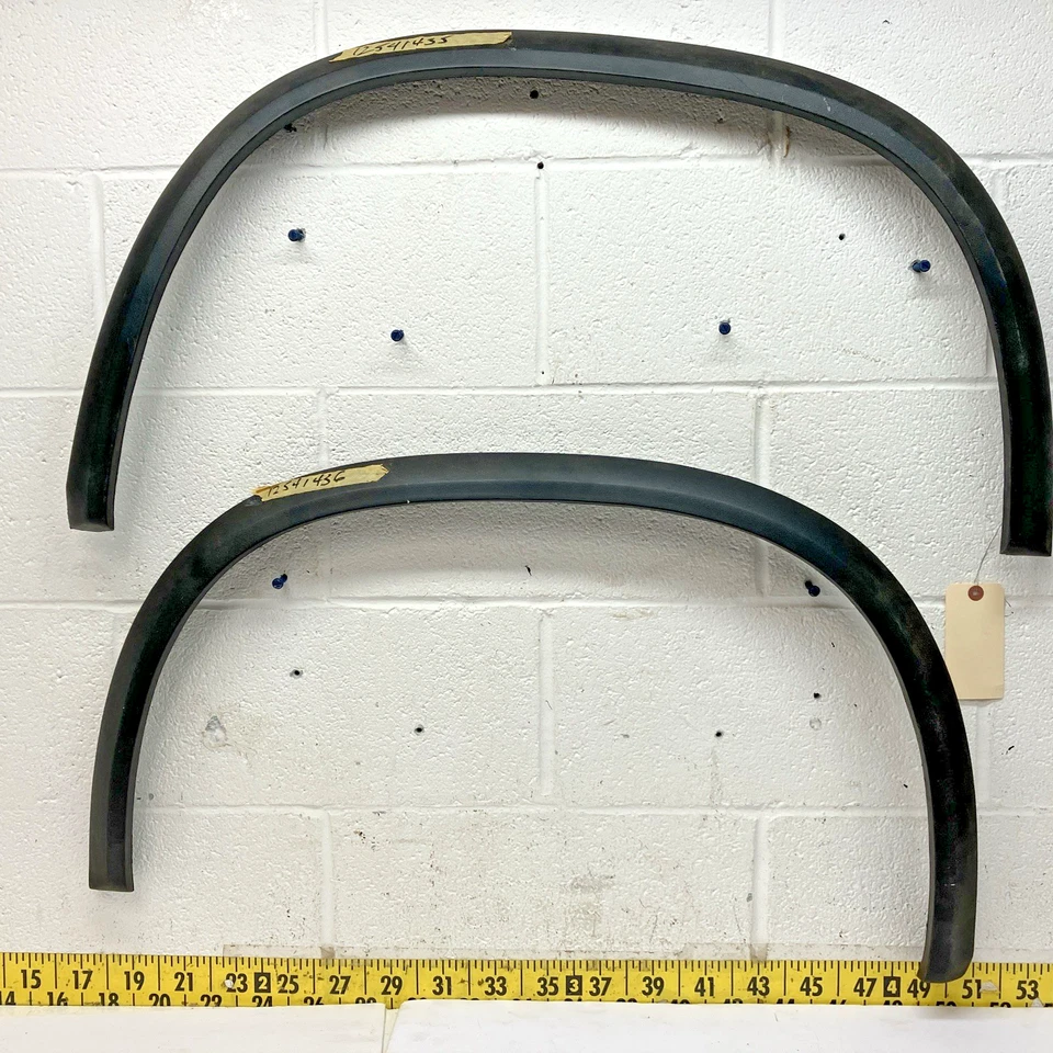 New OEM LH/RH Wheel Well Trim Set 12541435/12541436 1999-02 Chevy C/K1500 (SR27) - Image 1 of 4