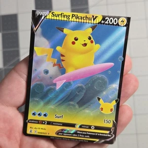 Tarjeta Pokémon Surfing Pikachu Crimpado y Cortado Error Miscut Celebraciones - Imagen 1 de 6