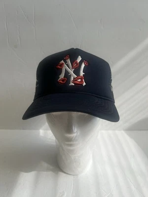 Nuevas gorras de béisbol NY Yankees La Ropa Trucker azul marino con labios y besos talla oz Foto 1 de 4