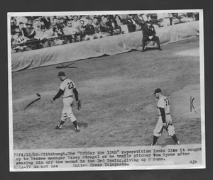 1956 Press Photo, Casey Stengel & Tom Byrne New York Yankees - Picture 1 of 2