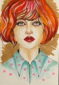 Original ACEO von Viviana Scala. Rosa in roten Haaren und grünen Augen. Min. 2/2024 - Bild 1 von 5