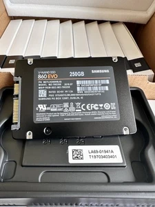 Lot Brand new Samsung 860 EVO SSD 250GB - Picture 1 of 3