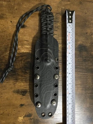 Cuchillo exterior forjado a mano con funda Kydex personalizada con clips de cinturón ajustables. Foto 1 de 4