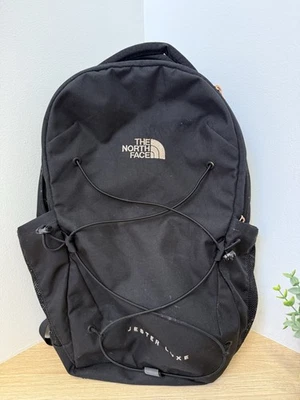 Mochila para mujer The North Face Jester Luxe negra/oro rosa dos bolsillos con cremallera Foto 1 de 4