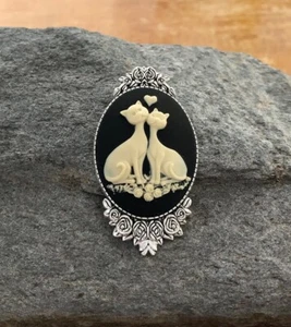 Two 2 Cats In Love Cameo Necklace Vintage Kitty Pendant, Silver, Ivory on Black - Picture 1 of 5