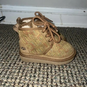 UGG Neumel LL Stiefel Kleinkind kleine Jungen Größe 8 hellbraun Graffiti - Bild 1 von 4