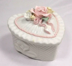 Caja baratija en forma de corazón de porcelana Silvestri de colección con rosas figurativas, cinta  - Imagen 1 de 12