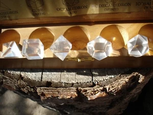 Set 5 forme geometriche sacre con scatola in legno - forme platoniche - Foto 1 di 4