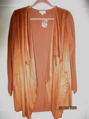 全新带标签 Joan Rivers 骆驼人造麂皮绒前爆米花针织开衫 V9 - M 码 — 第 1/2 张图片