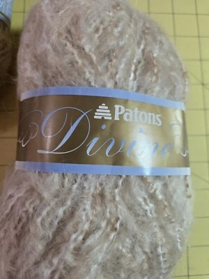 1 1/2 Skeins Patons Divine Yarn. Soft Earth.  Acrylic Mohair.  100g Foto 1 de 4