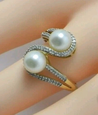 Anillo doble de perlas blancas de oro amarillo de 14K con halo de diamantes talla 7 Foto 1 de 4