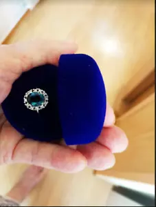 Anillo De Compromiso En Oro Blanco 18 Kt Con Zafiro Azul y Brillantes Circonio - Foto 1 di 3