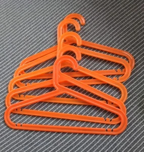 5er Set Kinder Bügel Kinderkleiderbügel 5 Stück orange Kunststoff Ikea Top Zust. - Bild 1 von 3