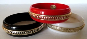 De Colección Pulseras Brazaletes Juego a Juego 3 Lucite Acrílico Rojo Negro Blanco Retro Carrera - Imagen 1 de 8