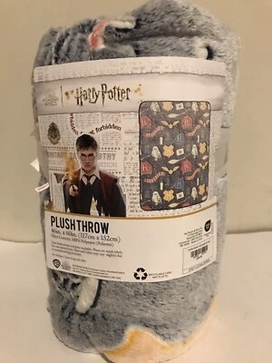 Manta de peluche con iconos navideños de Harry Potter con licencia oficial precio de venta sugerido por el fabricante 34,90 USD Foto 1 de 3