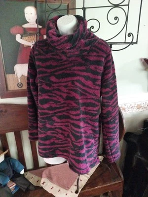 SUDADERA ZELLA FUZZY POLAR TALLA M PÚRPURA NÉCTAR SALVAJE CEBRA CUELLO ALTO** Foto 1 de 4