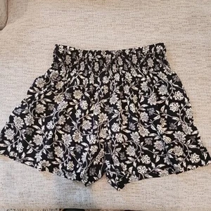 Philosophy Republic Clothing Floral Shorts Ladies Size Med Black Cream Pockets  - Picture 1 of 9