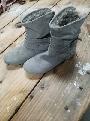 Report Women's Suede Ankle Faux Fur lined Gray boots Size 5-6? - Image 1 of 4