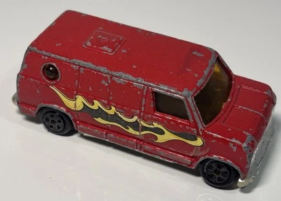 Furgoneta vintage con ventana de burbuja de llama roja fundida a presión Hong Kong años 70 hippie retro Foto 1 de 4