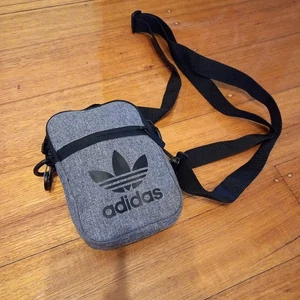 ADIDAS Small Pouch Side Shoulder Crossbody Gadget Gym training Bag Purse Grey  - Imagen 1 de 11
