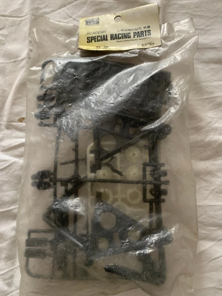 ACADEMY-RICAMBI PER AUTOMODELLO ELETTRICO-1/10-ANNI 70-80 - Immagine 1 di 1