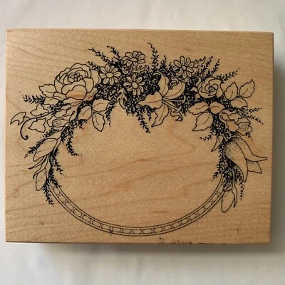 Nuevo sello de goma de corona floral sobre bloque de madera, invitación de boda Foto 1 de 4